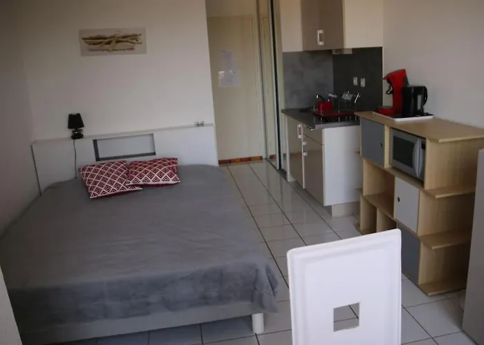 216, Port Vénus Au Village Naturiste * Agde